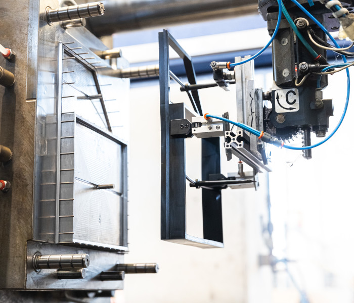 robot preleva inserto stampato con plastica riciclata